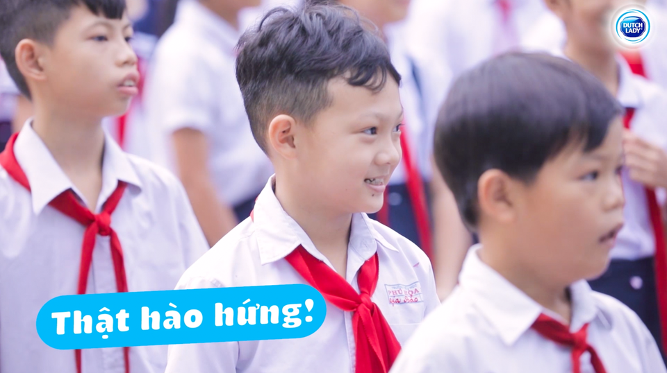 Phát sốt với loạt khoảnh khắc đáng yêu của bé cùng vũ điệu uống sữa - 3 Phát sốt với loạt khoảnh khắc đáng yêu của bé cùng vũ điệu uống sữa - 3