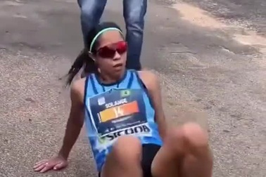 VĐV "bò về đích" bằng cả tính mạng, khiến người xem nể phục