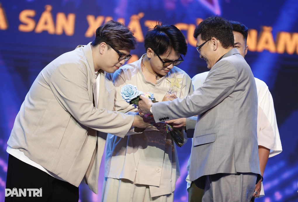 Cống hiến 2023: Hoàng Thùy Linh khóc nấc ẵm 3 giải, ngập ngừng nhắc Đen Vâu - 7