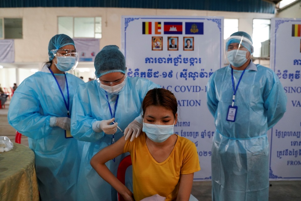 Phnom Penh bị phong tỏa, dân Campuchia càn quét siêu thị tích thực phẩm - 10 Phnom Penh bị phong tỏa, dân Campuchia càn quét siêu thị tích thực phẩm - 10