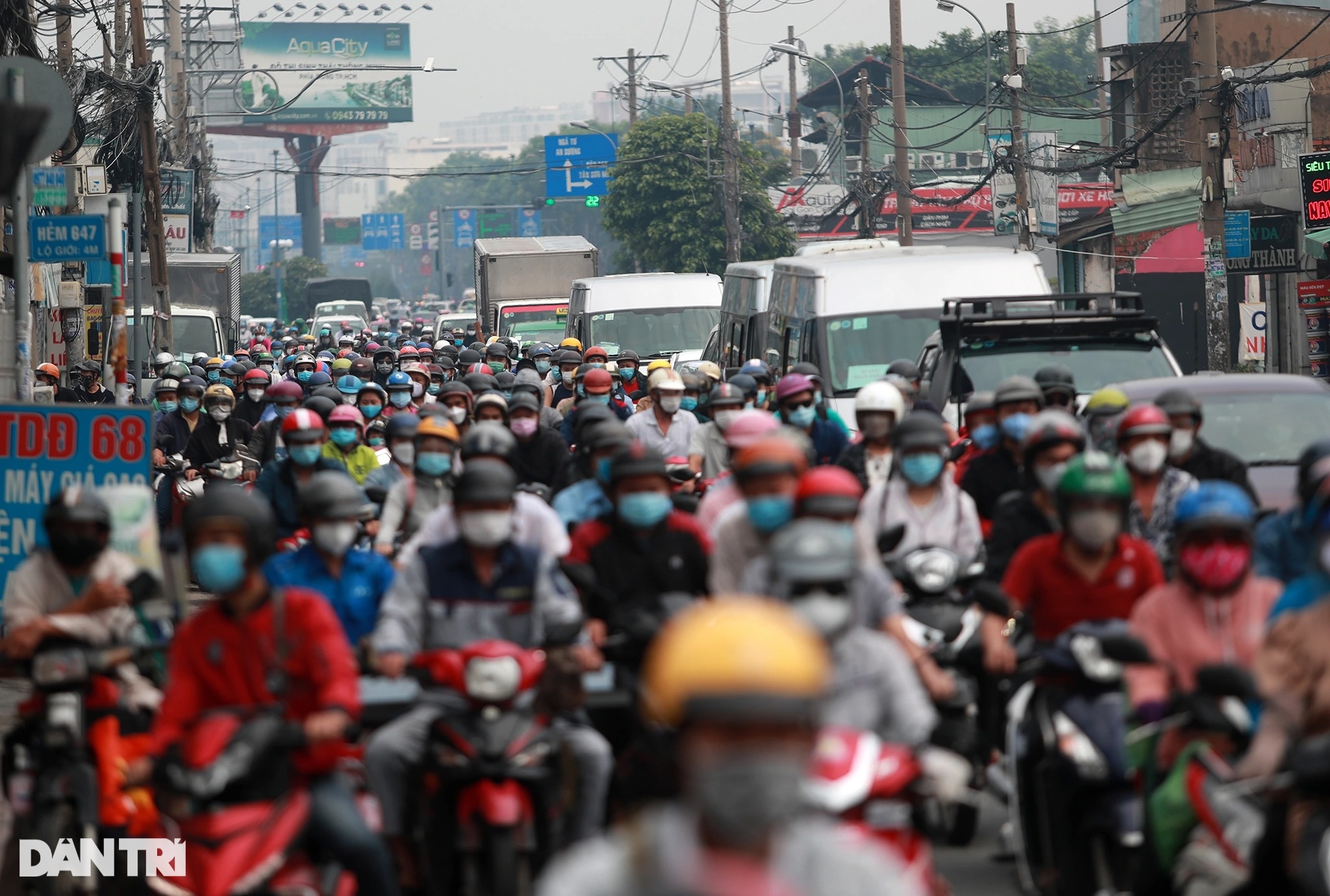 Đường phố ùn tắc trong buổi sáng ngày đầu tiên khi TPHCM mở cửa - 4 Đường phố ùn tắc trong buổi sáng ngày đầu tiên khi TPHCM mở cửa - 4
