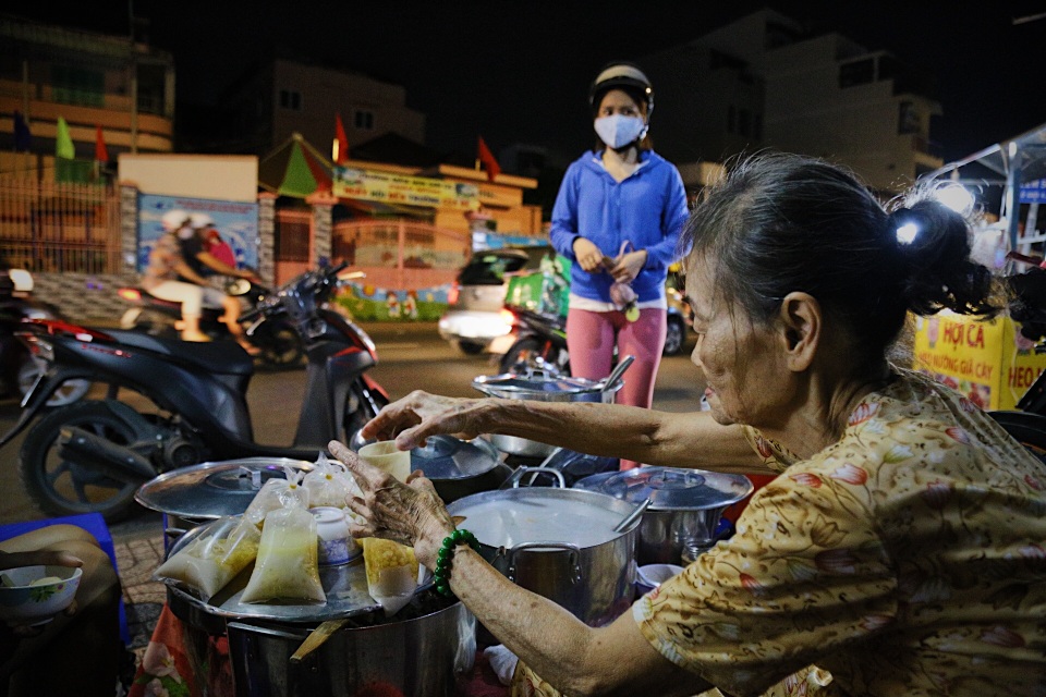 Cụ bà, nồi chè và gần 50 năm tuổi nghề nơi vỉa hè Sài Gòn - 4 Cụ bà, nồi chè và gần 50 năm tuổi nghề nơi vỉa hè Sài Gòn - 4