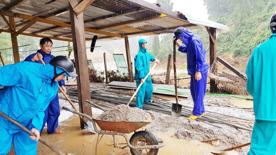 Thầy cô vùng sạt lở Trà Leng dọn núi bùn và chuẩn bị đón… bão số 13 - 7 Thầy cô vùng sạt lở Trà Leng dọn núi bùn và chuẩn bị đón… bão số 13 - 7