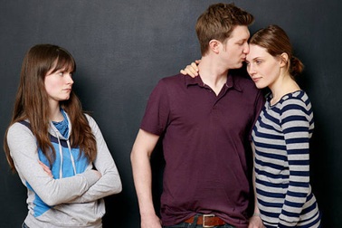 Vợ cũ dẻo mỏ quay về "ám quẻ" hôn nhân mới của chồng cũ