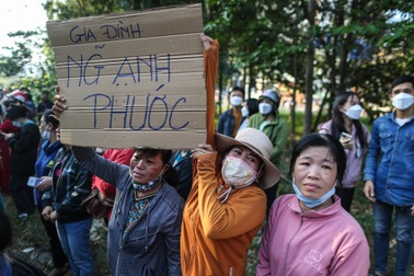 Người thân cầm bảng tìm con giữa hàng nghìn tân binh nhập ngũ ở TPHCM