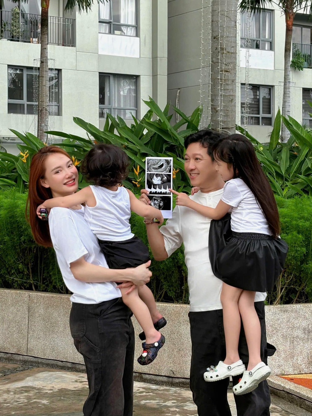 Trường Giang khoe ảnh siêu âm, xác nhận Nhã Phương mang thai lần 3 - 1 Trường Giang khoe ảnh siêu âm, xác nhận Nhã Phương mang thai lần 3 - 1