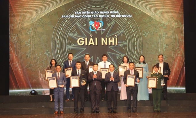 Hội đồng Giải thưởng toàn quốc về Thông tin đối ngoại lần thứ VIII đã quyết định trao giải Nhì cho tác phẩm phim hướng dẫn an toàn bay “ m vang đồng điệu” và giải Khuyến khích MV “Nhanh lên nhé” của Vietnam Airlines trong hạng mục video clip.
