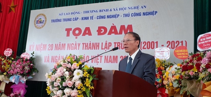 Thầy giáo Nguyễn Xuân Phượng, Hiệu trưởng nhà trường phát biểu tại buổi lễ.