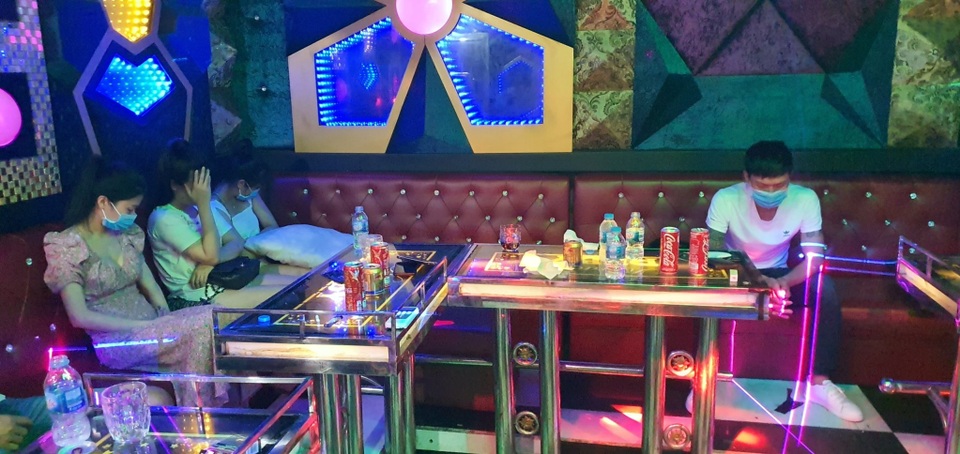 Phát hiện thêm một quán karaoke “bay lắc” giữa mùa dịch Covid-19 - 2 Phát hiện thêm một quán karaoke “bay lắc” giữa mùa dịch Covid-19 - 2
