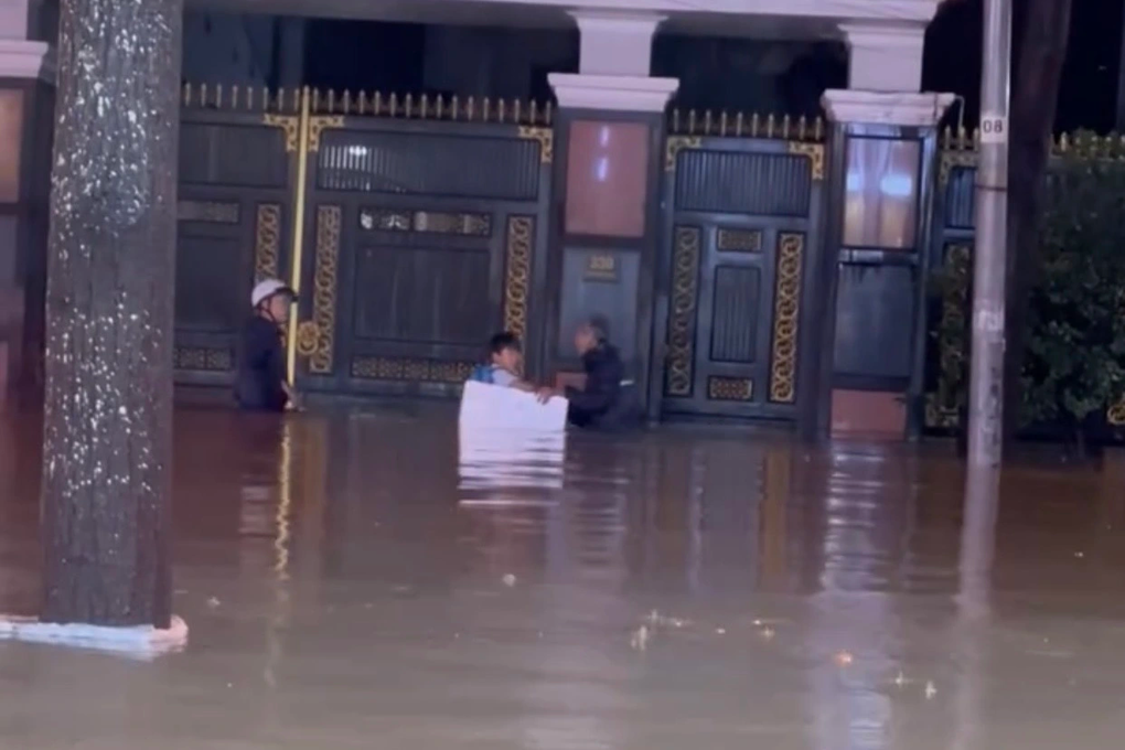 Mưa lớn kéo dài ở Bình Dương, ô tô bồng bềnh trôi trên mặt nước - 3 Mưa lớn kéo dài ở Bình Dương, ô tô bồng bềnh trôi trên mặt nước - 3
