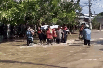 Lũ lớn tràn về, nhiều khu vực Bình Thuận cũ bị nhấn chìm