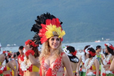 Flashmob bikini khuấy động biển hè Đà Nẵng