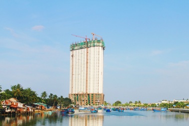 Cao ốc khách sạn “xé rào” quy hoạch, chắn tầm nhìn ra biển Nha Trang