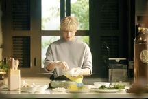 NTK Lý Quí Khánh tuổi 34: Thích nấu ăn, cắm hoa trong biệt thự xa hoa