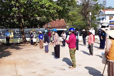 Người nghèo xếp hàng ngay ngắn nhận gạo từ “ATM gạo di động”