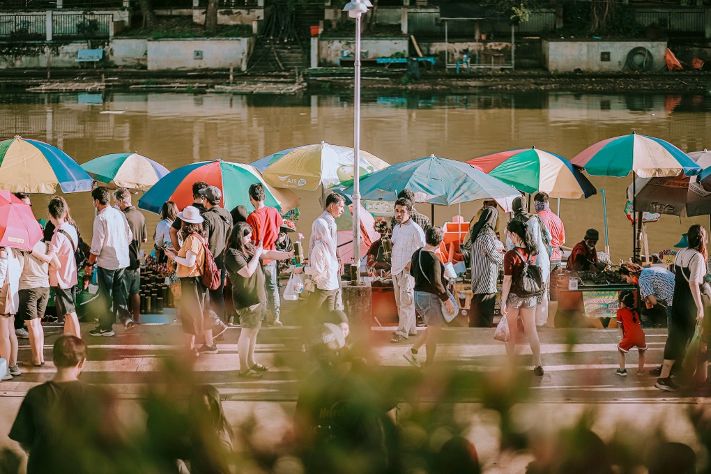 Vỡ mộng tour giá rẻ, lùa khách vào cửa hàng mua sắm, ngủ tạm nhà dân - 3 Vỡ mộng tour giá rẻ, lùa khách vào cửa hàng mua sắm, ngủ tạm nhà dân - 3