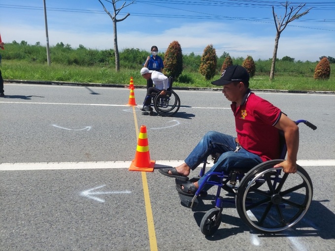 Các thí sinh tham gia tranh tài nội dung thi thể thao.