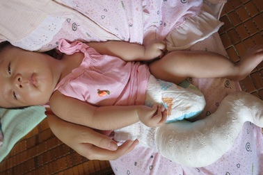 Ứa nước mắt với bé gái 4 tháng tuổi tứ chi co quắp vì không có tiền chữa trị