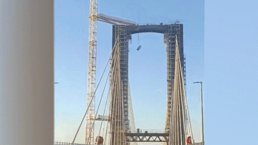 Khoảnh khắc nhà vệ sinh rơi từ trên cao xuống đường ở Tây Ban Nha