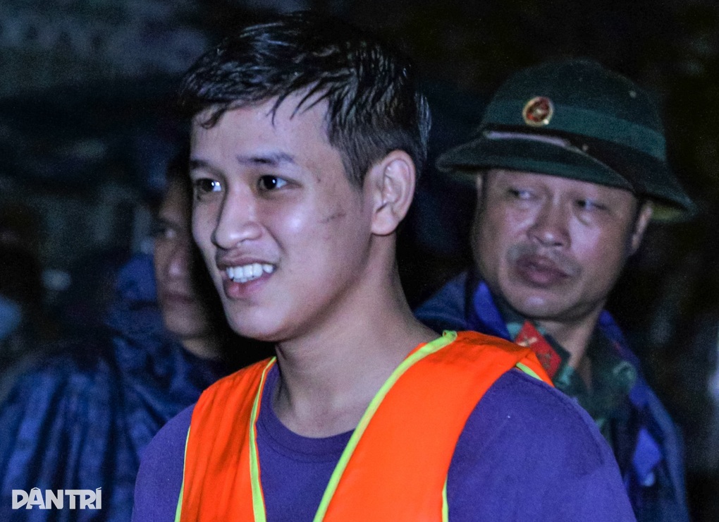 Đà Nẵng: Nam sinh viên lao vào dòng nước lũ cứu người gặp nạn trong đêm - 1 Đà Nẵng: Nam sinh viên lao vào dòng nước lũ cứu người gặp nạn trong đêm - 1