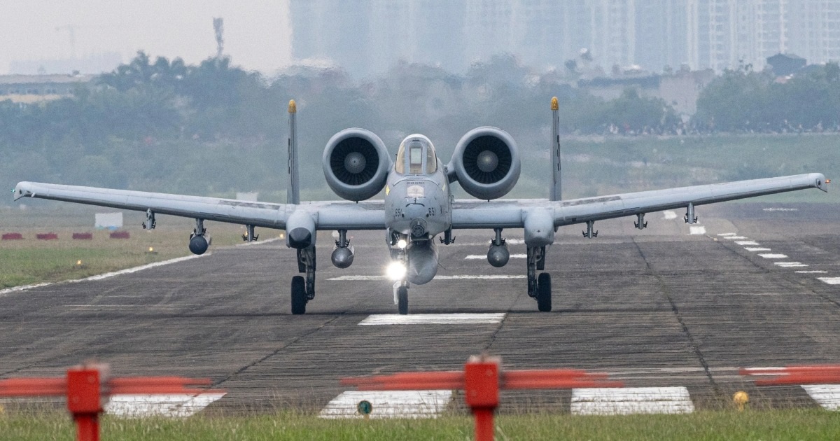 Máy bay cường kích A-10 Thunderbolt II của Mỹ hạ cánh xuống sân bay Gia Lâm - 6