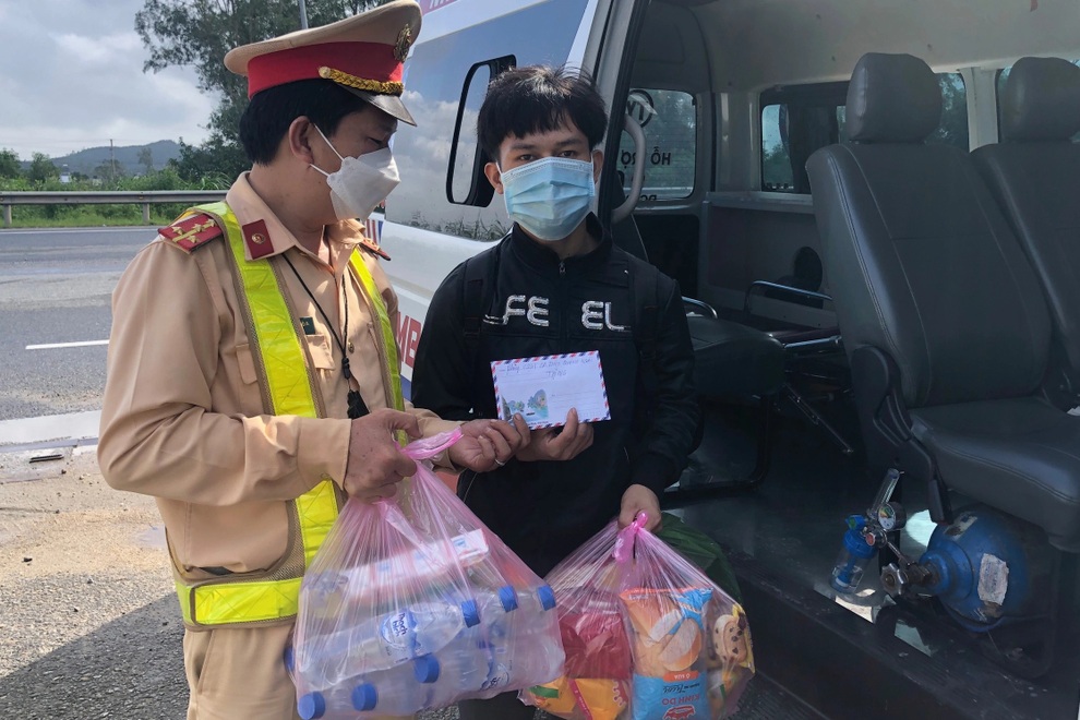 Thanh niên định đi bộ 1.500 km về quê, được CSGT thuê xe hộ tống - 1 Thanh niên định đi bộ 1.500 km về quê, được CSGT thuê xe hộ tống - 1