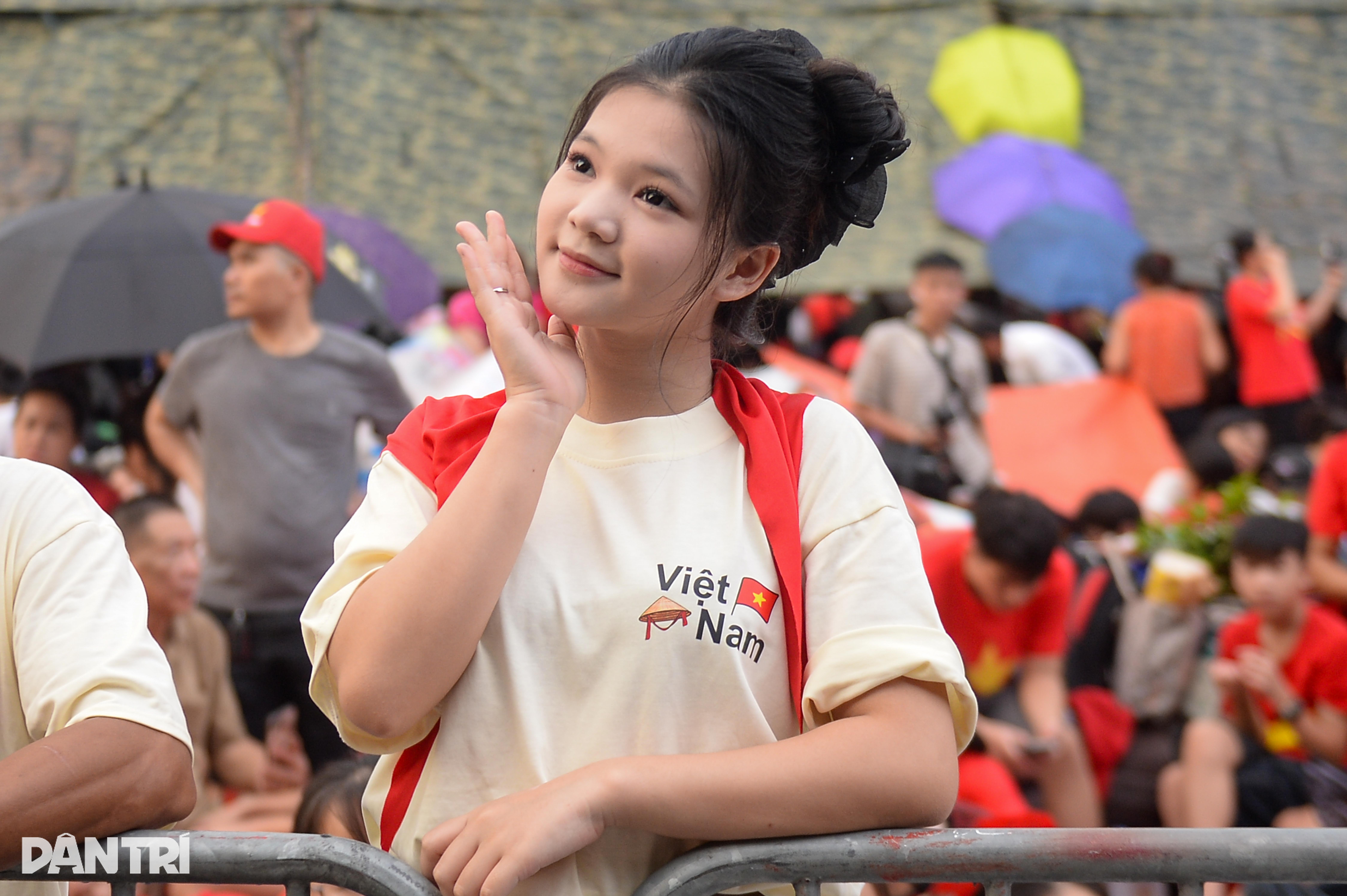 Nhiều hot girl đổ dồn về Quảng trường Ba Đình chờ xem lễ diễu binh - 4
