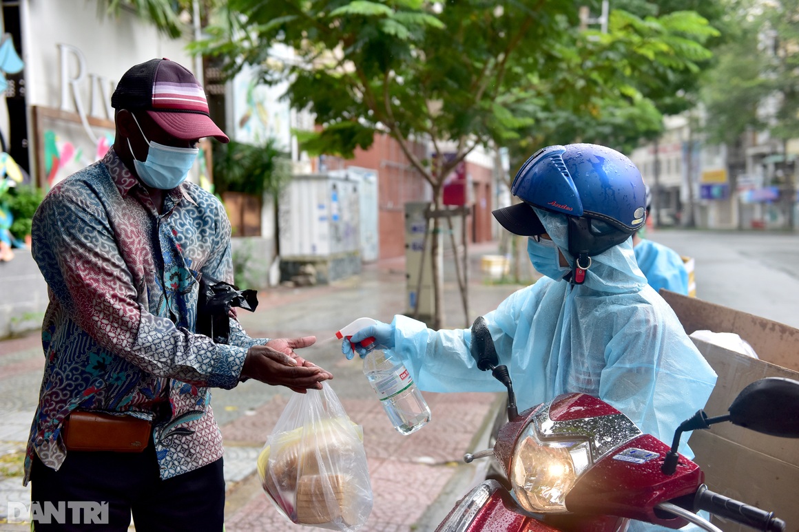 Thầy giáo Tây ở Sài Gòn: Mong học trò không thấy cảnh tôi nhận đồ ăn - 6 Thầy giáo Tây ở Sài Gòn: Mong học trò không thấy cảnh tôi nhận đồ ăn - 6