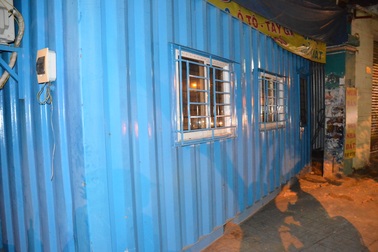 Điều tra vụ nhóm người mang thùng container bít cửa, đánh chủ nhà nhập viện