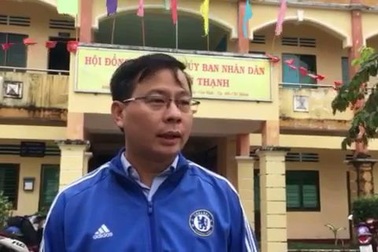 Chủ tịch UBND thị trần Cần Thạnh (huyện Cần Giờ) trao đổi về công tác chăm lo cho người dân trú bão