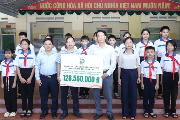 Báo Dân trí trao yêu thương của bạn đọc đến học sinh vùng lũ Vị Xuyên