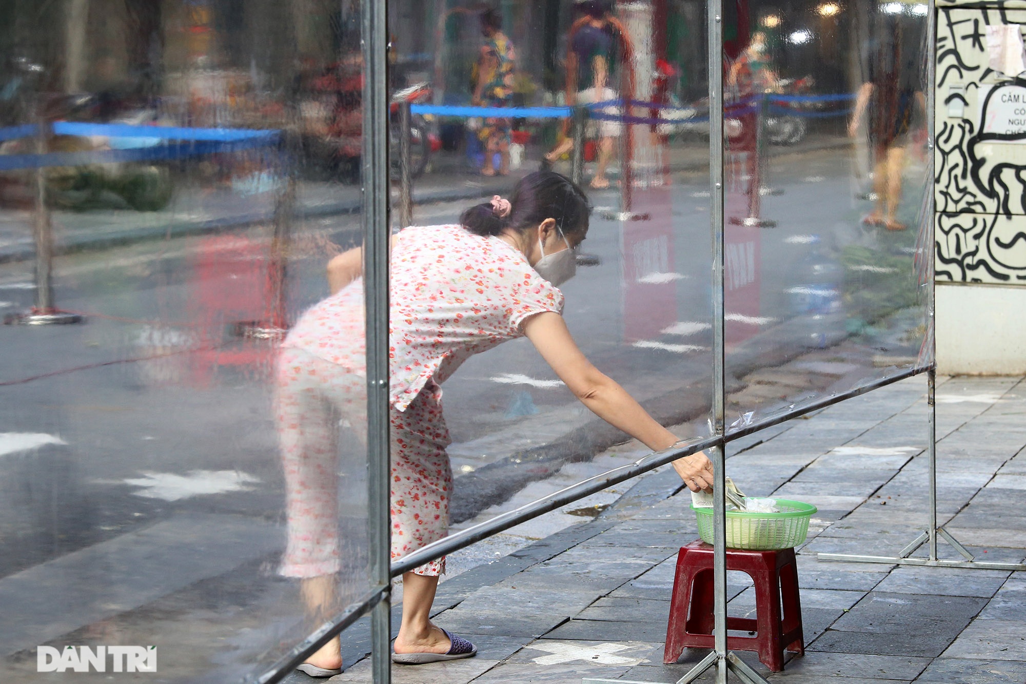 Những kiểu mua bán lạ mắt trong thời gian giãn cách xã hội ở Hà Nội - 14 Những kiểu mua bán lạ mắt trong thời gian giãn cách xã hội ở Hà Nội - 14