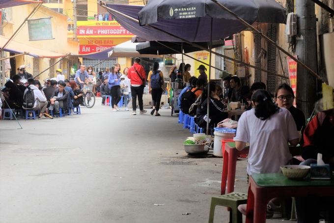 Sinh viên đi học sau đợt dịch Covid-19, hoạt động kinh doanh ven trường sôi động trở lại - Ảnh 2.