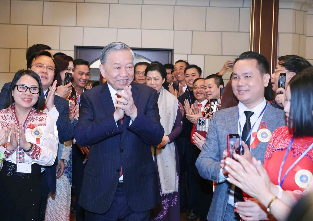 Cộng đồng người Việt tại Nga vui mừng đón Tổng Bí thư Tô Lâm cùng đoàn đại biểu cấp cao Việt Nam - 1 Cộng đồng người Việt tại Nga vui mừng đón Tổng Bí thư Tô Lâm cùng đoàn đại biểu cấp cao Việt Nam - 1