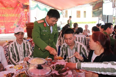 Bữa cơm tất niên ở trại giam và lời xin lỗi mẹ vì thanh xuân lầm lỡ