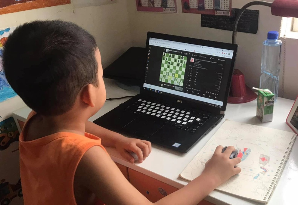 Ở nhà, con tôi dán mắt vào tivi, điện thoại 12 tiếng mỗi ngày - 4 Ở nhà, con tôi dán mắt vào tivi, điện thoại 12 tiếng mỗi ngày - 4