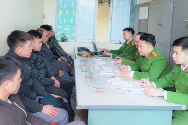 Bắt quả tang 7 "con bạc" đang sát phạt nhau, thu giữ hơn 200 triệu đồng