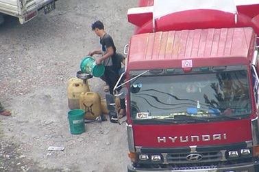 Cảnh sát mật phục ghi hình, phá đường dây rút ruột xăng dầu