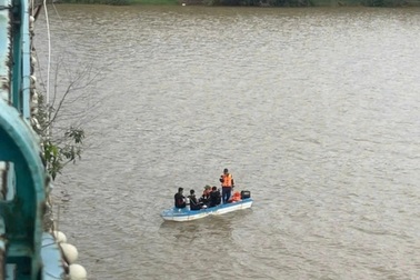 Đôi nam nữ để lại xe máy trên cầu, nghi cùng nhảy sông