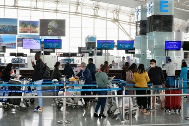 Sân bay Nội Bài vắng vẻ lạ thường trong cao điểm Tết