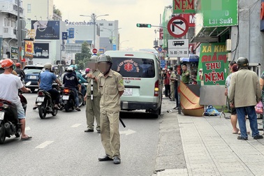 Người đàn ông nằm chết trước trụ sở ngân hàng ở TPHCM