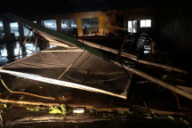 Đường phố Nghệ An tan hoang sau bão Kajiki đổ bộ