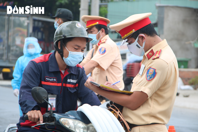 TP.HCM tái thiết lập chốt kiểm soát phòng, chống dịch tại các cửa ngõ từ 0 giờ, ngày 15/5 - Ảnh 1.