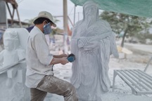 Nhọc nhằn nghề "thổi hồn" vào đá