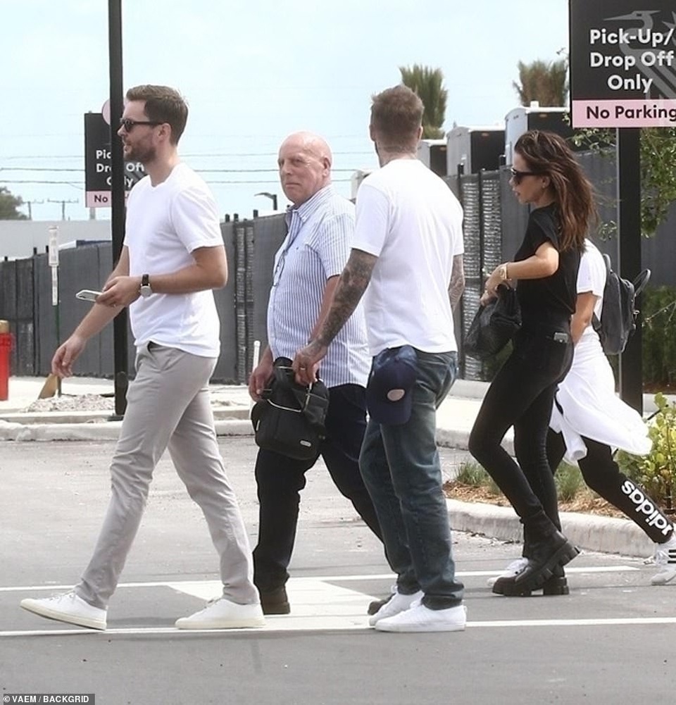 David Beckham cởi trần khoe hình xăm - 10 David Beckham cởi trần khoe hình xăm - 10