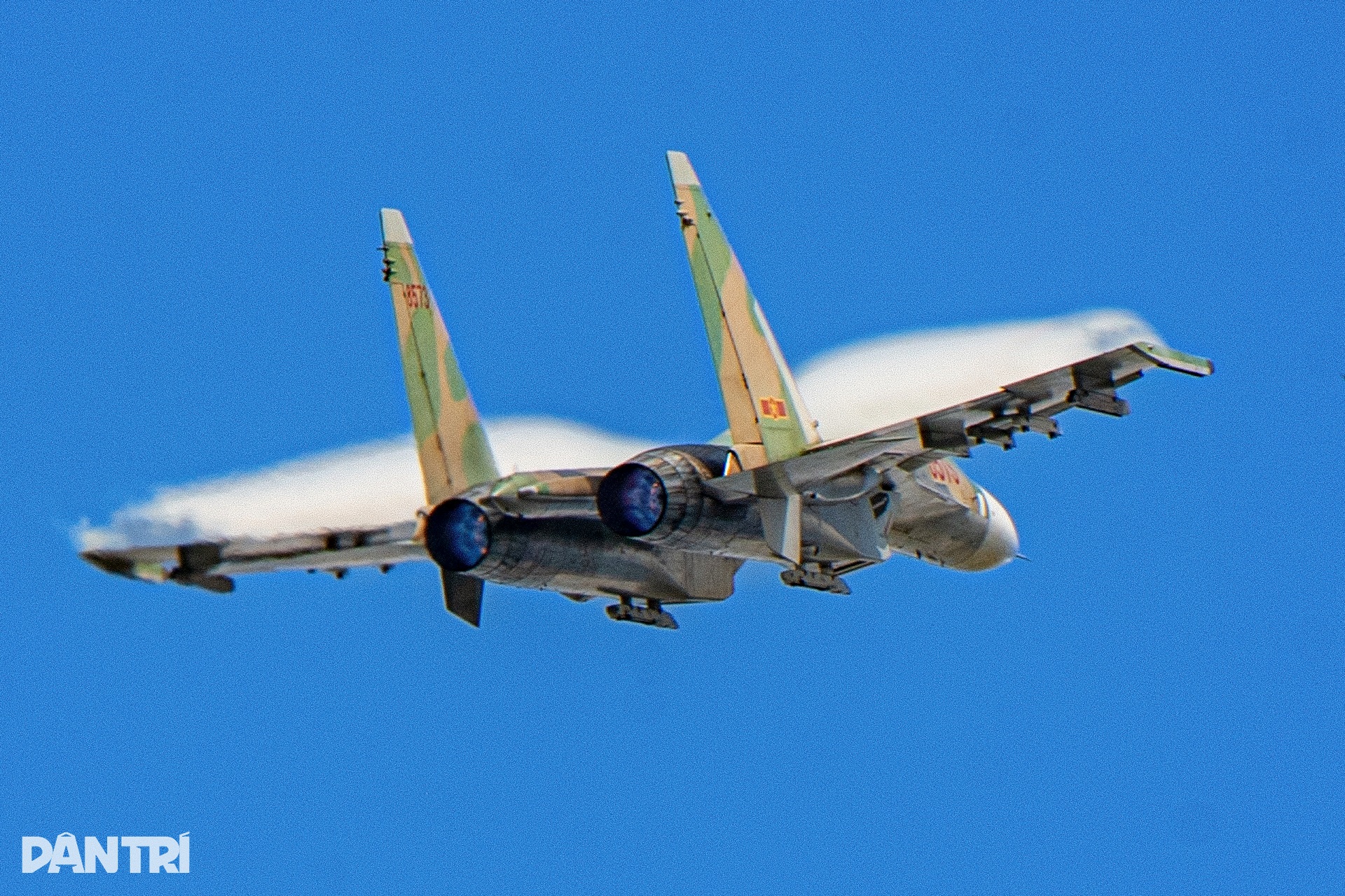 Khoảnh khắc SU-30MK2 xé gió, khí tụ kín lưng cánh như khoác mây trắng - 10 Khoảnh khắc SU-30MK2 xé gió, khí tụ kín lưng cánh như khoác mây trắng - 10