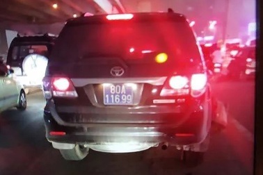 Hà Nội: Nghi vấn xe biển xanh tông tài xế xe ôm bị thương rồi bỏ chạy