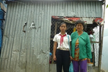 Trong căn nhà 6m2, bà ngoại tật nguyền nuôi cháu mồ côi 