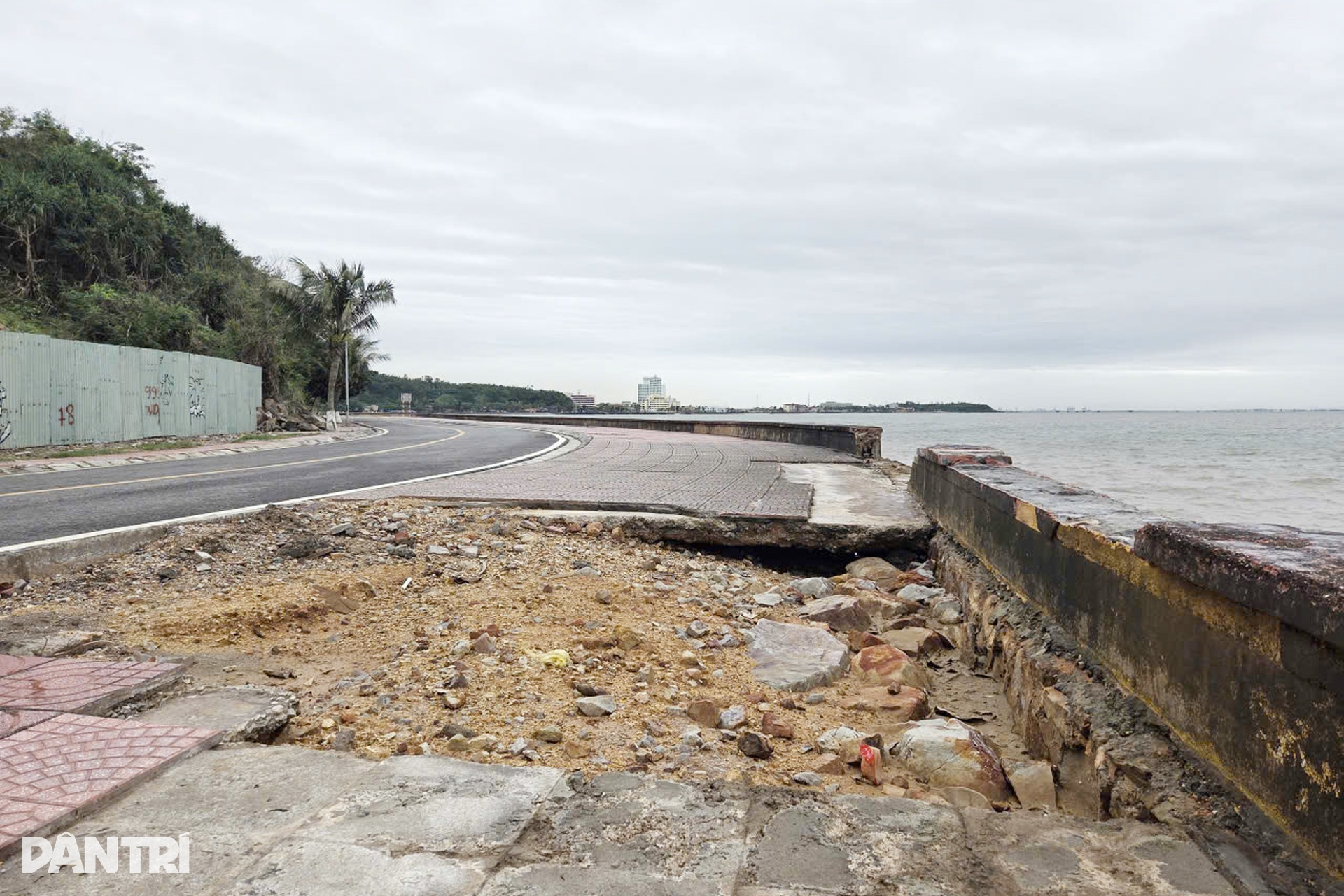 Bờ kè ở Đồ Sơn - Hải Phòng sụt lún sau bão - 1 Bờ kè ở Đồ Sơn - Hải Phòng sụt lún sau bão - 1