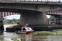 Ca nô cứu hộ xuyên đêm tìm kiếm người nhảy cầu